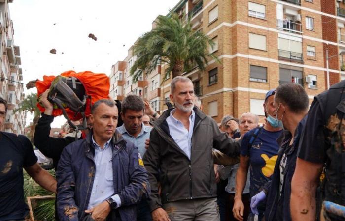 Floods in Spain: political leaders attacked by angry crowd during visit of king and queen