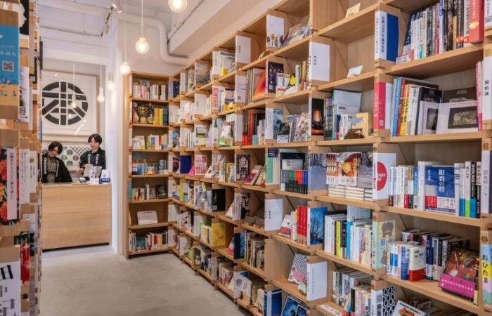 Shared shelves to save bookstores in Japan