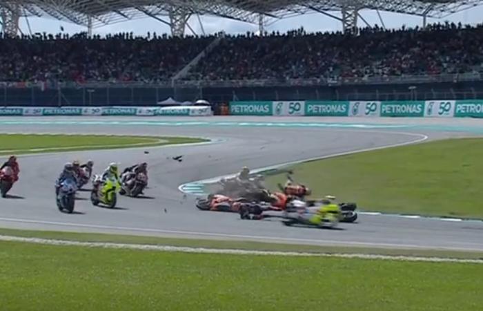 the images of the big crash between three drivers at the start, Quartararo on the ground