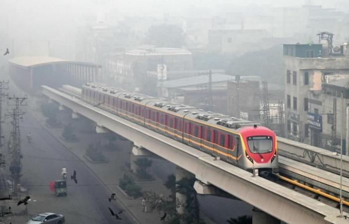 A city closes its schools due to excessive air pollution (photos)