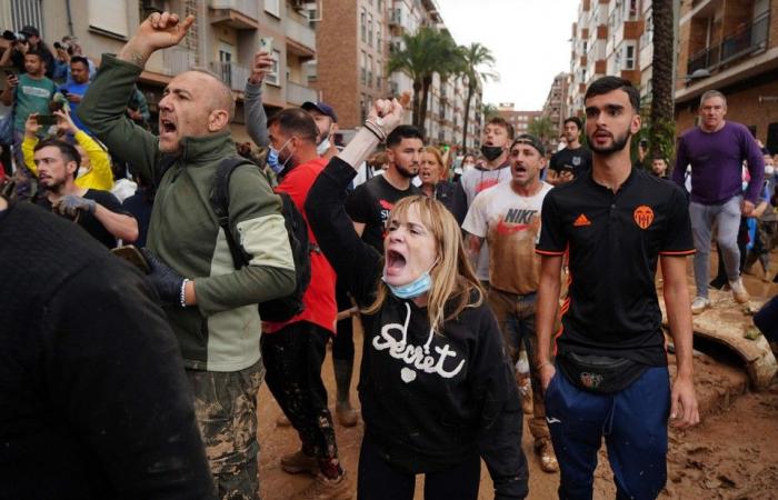 Angry crowd throws sticks, cans and mud: Spanish royal couple’s visit to Paiporta suspended