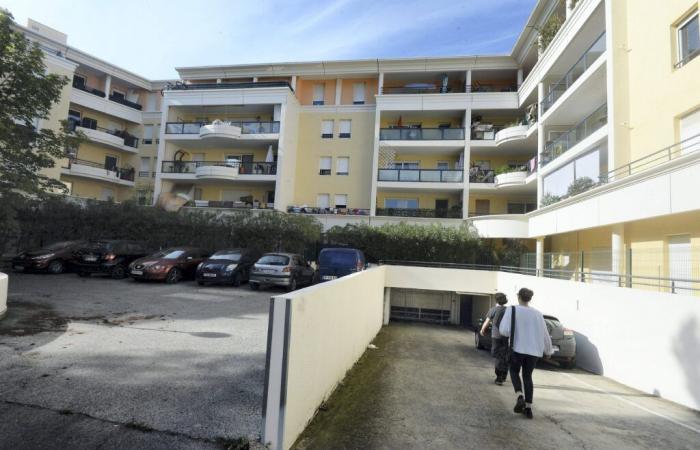 One year after the fire, the parking lot of this residence is still inaccessible in Draguignan