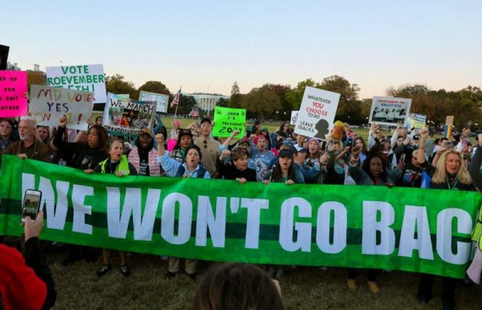 Thousands of women march for their rights and for Harris