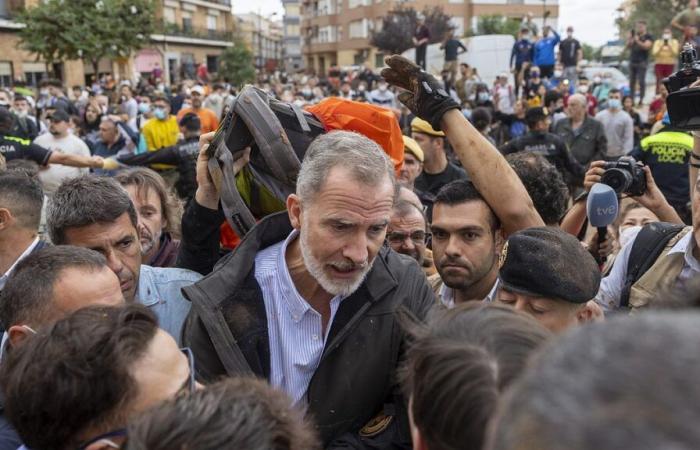 “Assassins”: insults and mud throwing against Felipe VI and Pedro Sánchez in Paiporta