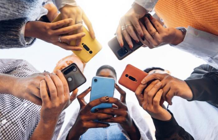 Communication: excessive use of cell phones affects the hands