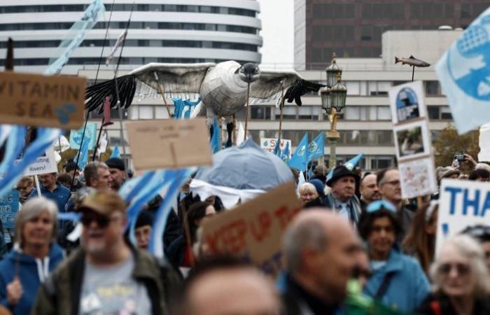 Thousands march in London against water pollution