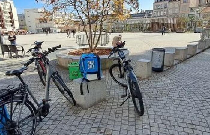 The municipality of Limoges issues an order to prohibit home meal delivery people from parking in the city center at certain times