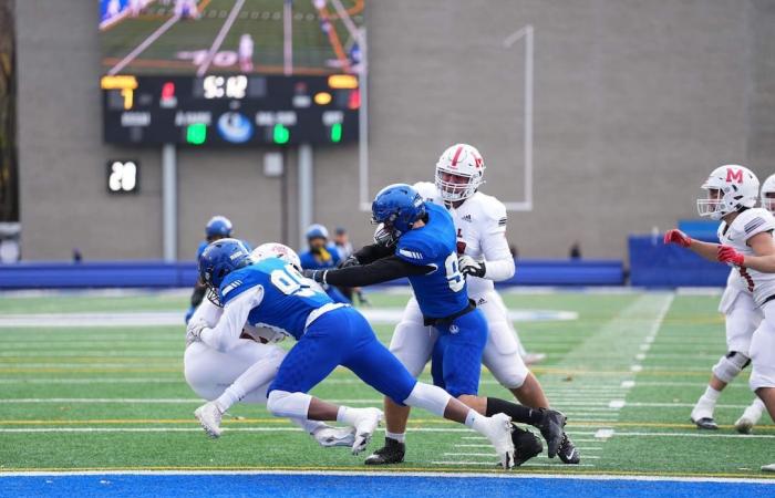 The Carabins easily get rid of the Redbirds and join the Rouge et Or in the final