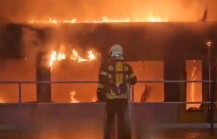 VIDEO. A regional train completely catches fire in a station: five passengers evacuated at the last minute in Berlin