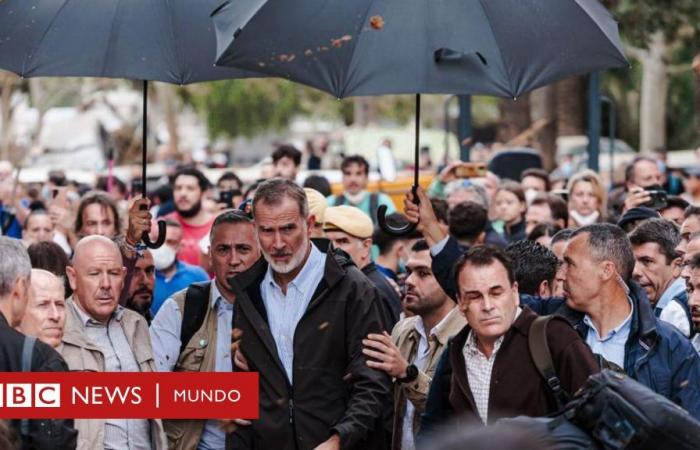 DANA Valencia: shouting “murderers” and throwing mud at them, they receive the King, the president of the regional government and the president of Spain during their visit to the “ground zero” of the tragedy