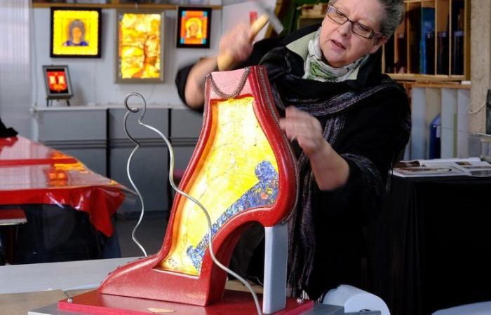 After exhibiting in Monaco, Paris… the contemporary artist and “old-fashioned” stained glass artist Sylvie Ometz settles in Pont-du-Casse