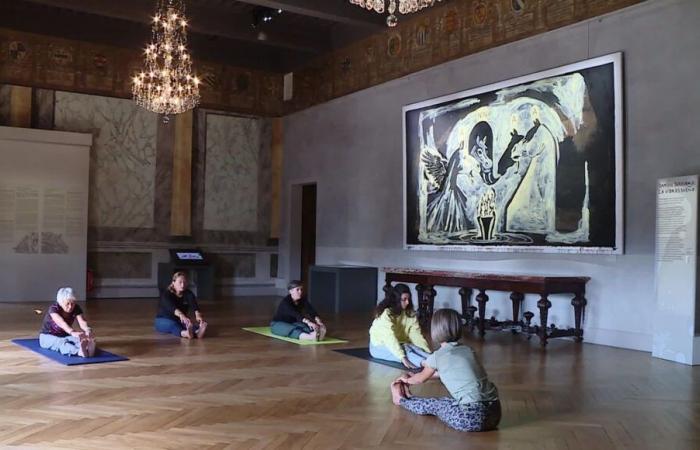 VIDEO – Yoga in a museum among master paintings to take care of yourself