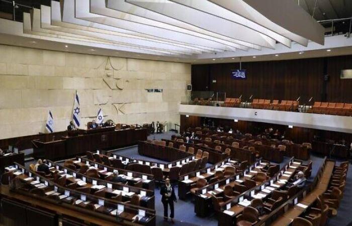 Israeli MP dismissed from army post after photo taken in South Lebanon