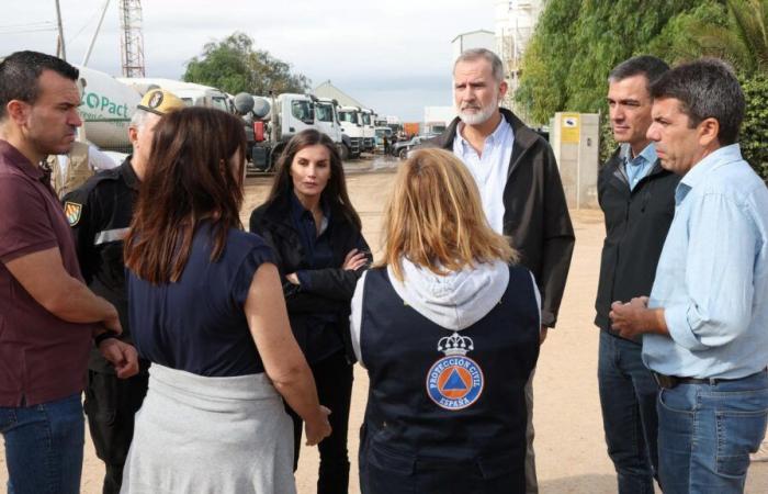 King Felipe VI and Queen Letizia pay their respects near Valencia