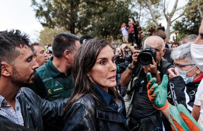 insulted by local residents and covered in mud, Queen Letizia in tears among the crowd