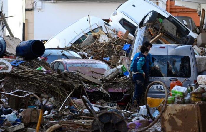 near Valencia, the flooded parking lot of a shopping center arouses all fears