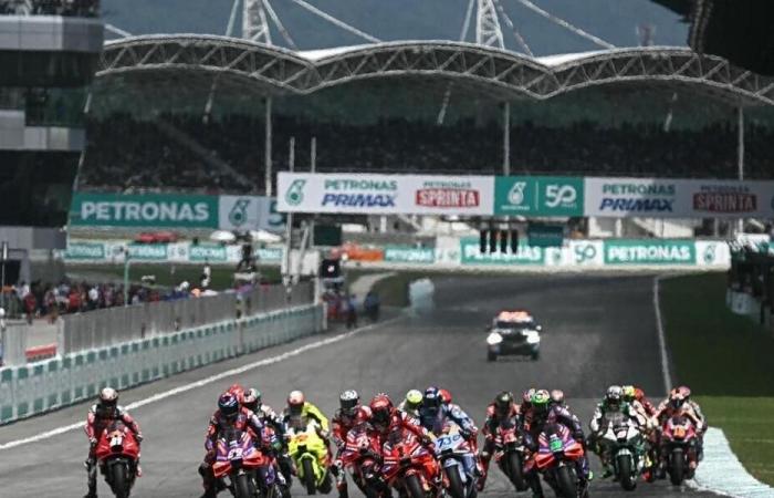 MotoGP VIDEO. Bagnaia gets the better of Martin… Relive the start of the Malaysian GP. Sport