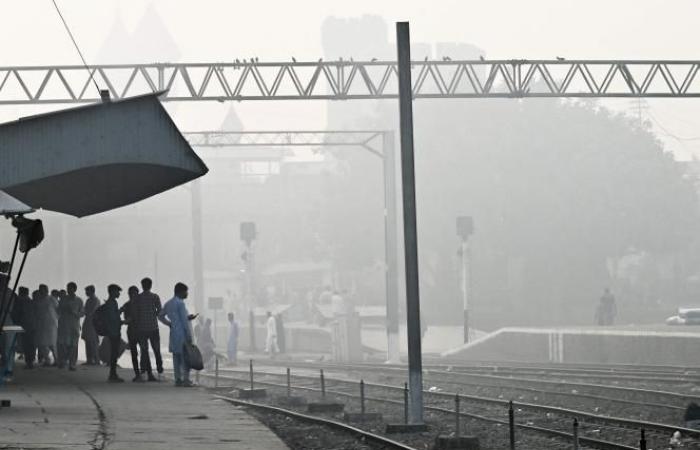 A city closes its schools due to excessive air pollution (photos)