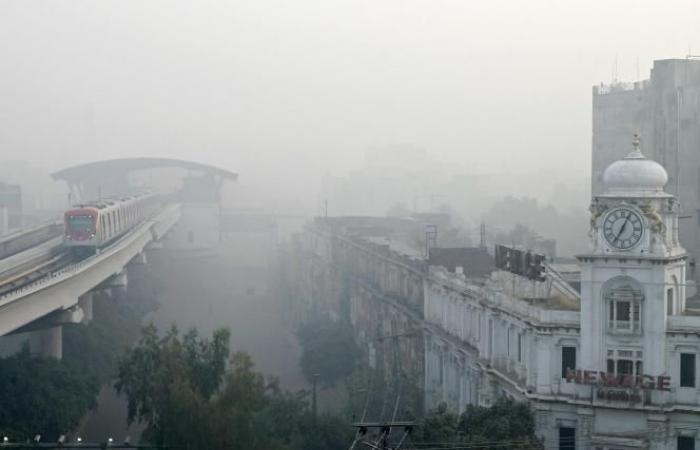 A city closes its schools due to excessive air pollution (photos)