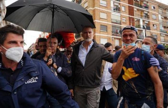 King Felipe and Prime Minister Pedro Sanchez targeted by projectiles and called “assassins” near Valencia