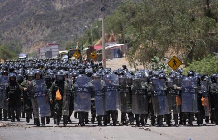 In Bolivia, supporters of ex-president Evo Morales are holding back “more than 200 soldiers”, according to the authorities