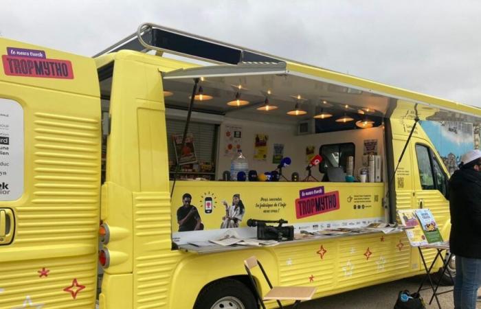 An anti-fake news truck tours Île-de-France to raise awareness among passers-by