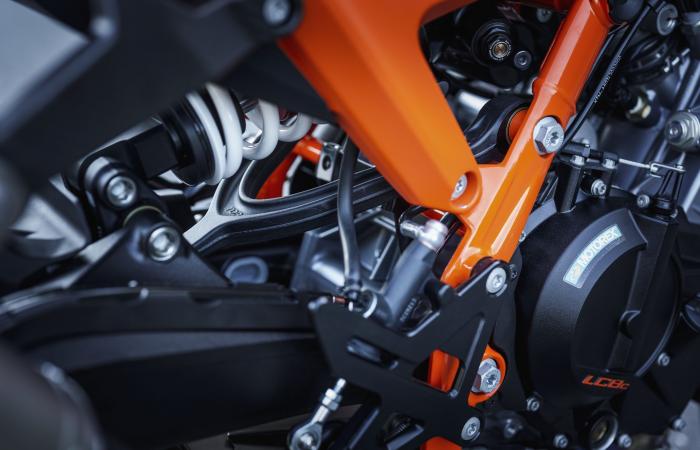 New – KTM adds a 990 Duke R, sportier than the 990 Duke