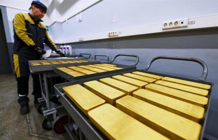 Gold prices fall after weak October jobs report