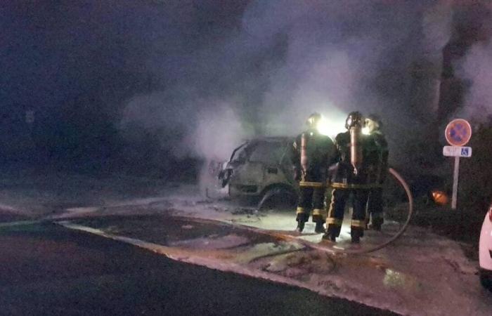 a car catches fire in Bazouges-la-Pérouse