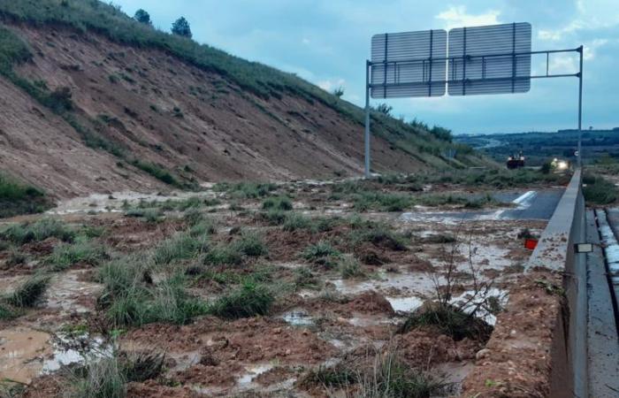 Floods in Spain: A highway completely buried by a landslide south of Barcelona