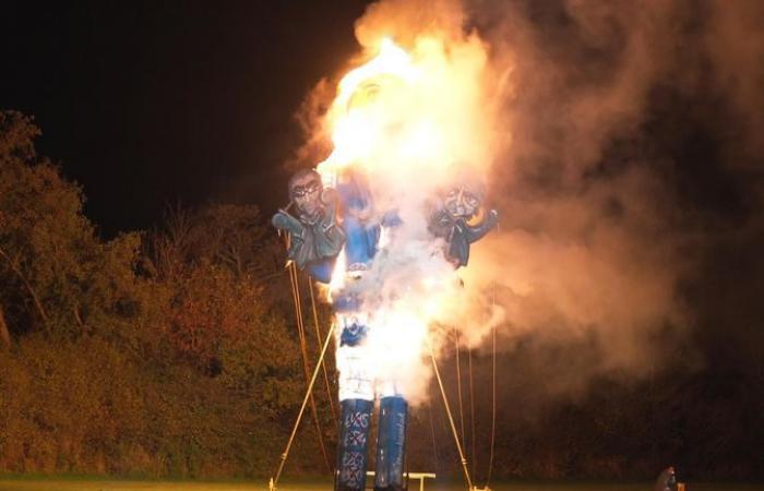 Oasis and Ticketmaster effigy burned at Edenbridge Bonfire Night | UK News