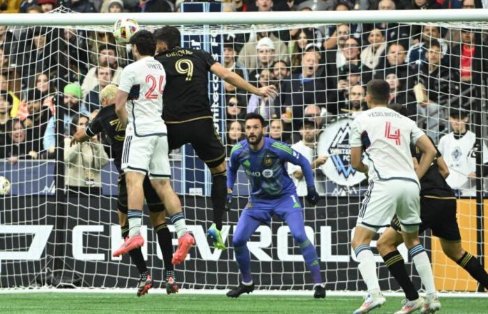 Giroud and Lloris up against the wall with Los Angeles in the play-offs