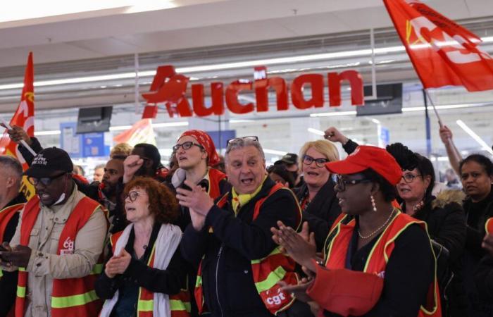 Auchan is preparing to cut thousands of jobs, the left is stepping up