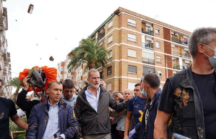 Spain floods: Angry crowds boo and throw eggs at Spanish king as he visits flood-hit Valencia