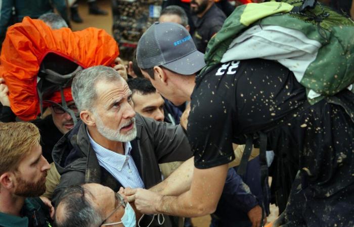 in Valencia, after deadly floods, anger explodes against the king, Felipe VI, and the prime minister, Pedro Sanchez