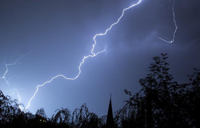 Struck by lightning during a football match: one dead and several injured, images of the tragedy