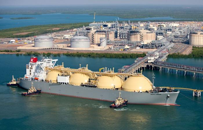 LNG as a relay to the general decline of the three leading European oil companies