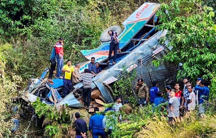 A bus plunges into a gorge: at least 36 dead