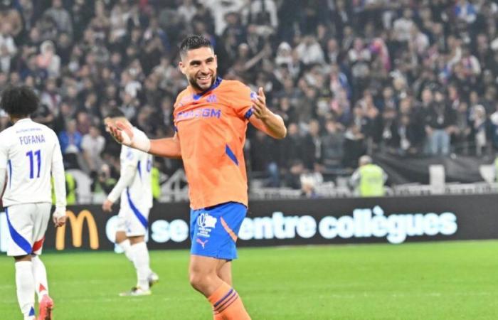 Neal Maupay carries Nicolas Pallois after OM's victory in Nantes