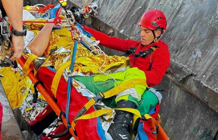 After a fall of more than three meters, a man evacuated from a dumpster by specialist rescuers