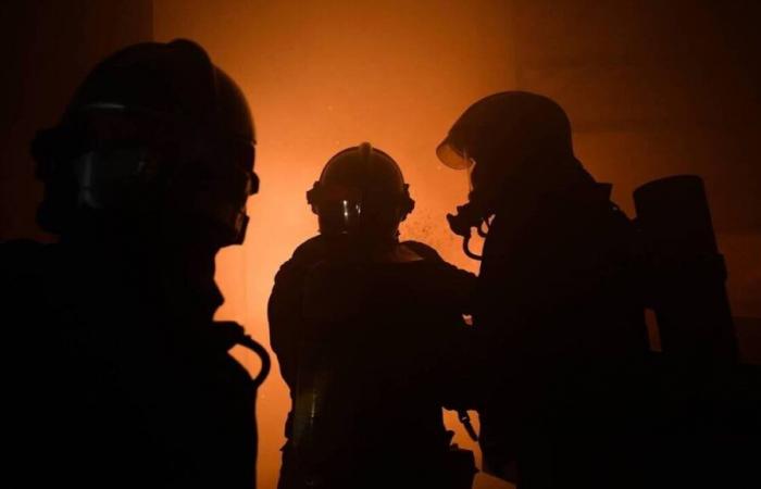 Fire ravages the roof of a home and spreads to another in Maine-et-Loire