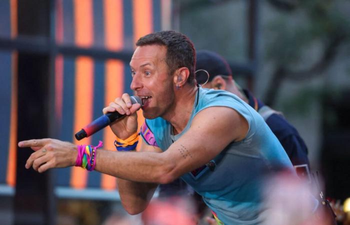 Coldplay: Chris Martin has a terrible fall on stage