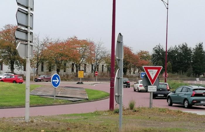 Why plaques were installed in the Penesme roundabout in Cherbourg