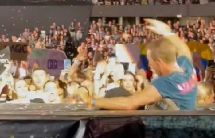 VIDEO | Chris Martin falls through a trapdoor on stage during a Coldplay concert