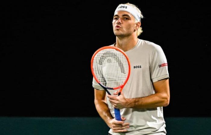 victims of an attempted intrusion, Taylor Fritz and his companion defend themselves… with a racket