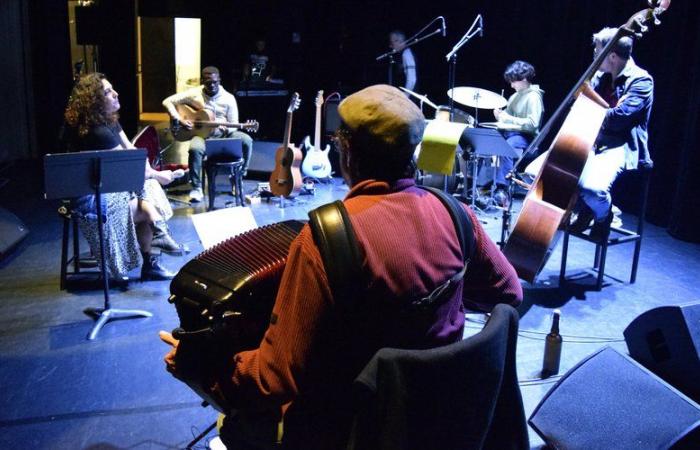 A young guitarist with golden hands shares the stage with his former teacher for a tribute concert to Barbara