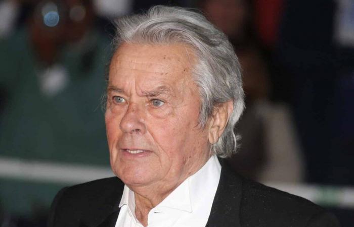 Funeral of Alain Delon: a star who was invited reveals what she had to do with her phone in front of the coffin