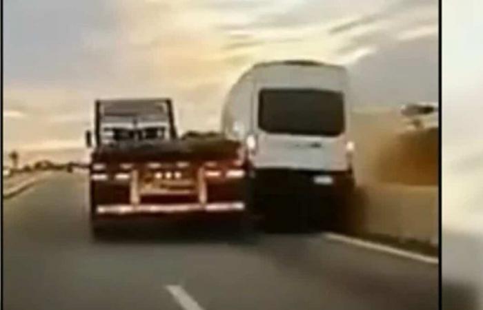 ON VIDEO | Dangerous maneuver: a semi-trailer hits a new police vehicle