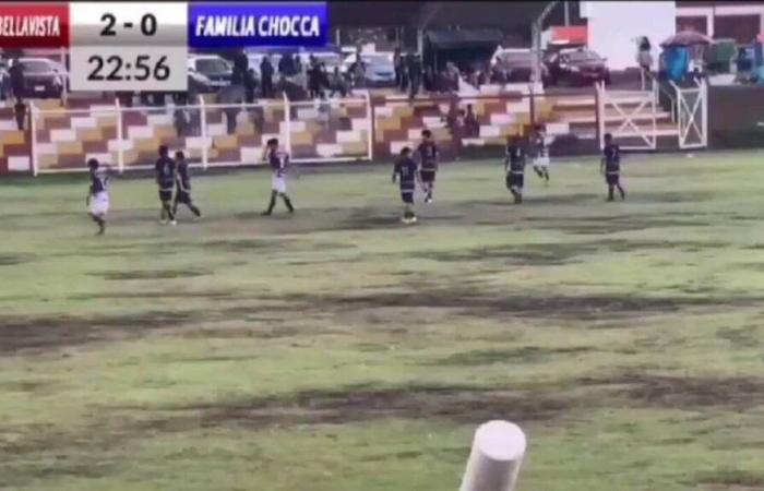 Struck by lightning, Peruvian footballer dies in the middle of a match, goalkeeper seriously burned