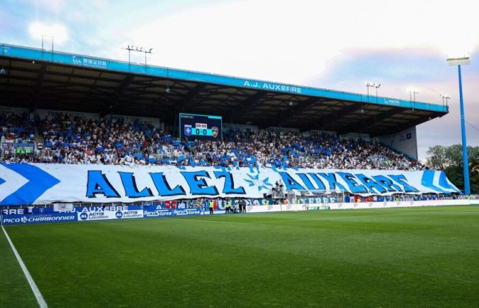 a police officer beaten on the sidelines of the Auxerre-Rennes football match, three supporters arrested